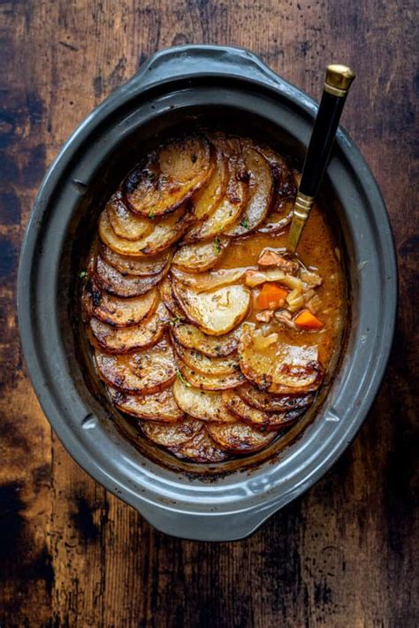  Lancashire Hotpot: Kuumaa Lohtua Kermaisesta Kastikkeesta ja Hitaasti Kypsennetystä Lihasta!