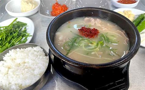  Dwaeji Gukbap: A Hearty Comfort Food Experience with Spicy and Savory Flavors That Will Warm Your Soul!