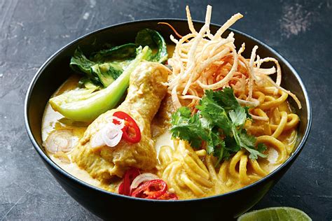  Khao Soi: Kirjoisan currykastikkeen ja rapea-kuivakkaan nuudelikombon unelma!