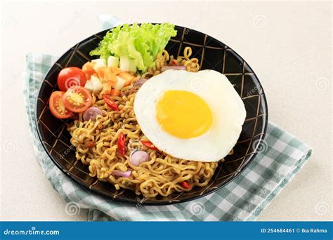  Mie Goreng: Makua täynnä oleva paistettu nuudeliruoka, joka on yhtä riemukasta kuin festivaali ja yhtä rauhoittavaa kuin aamupäivän meditaatio!