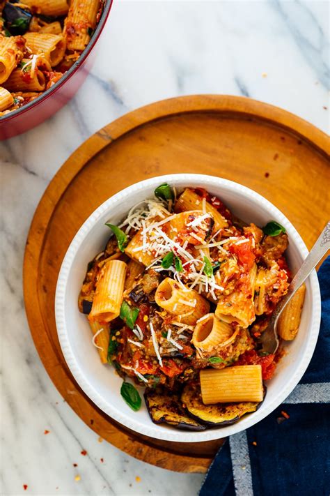   Pasta alla Norma: Tasapainoinen makujen sinfonia tuoreesta basilikan tuoksusta ja herkullisen tomaatin makeudesta