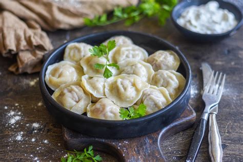  Pelmeni! Täydellinen yhdistelmä pehmeitä täytteitä ja aromikkaita keitinliemiä